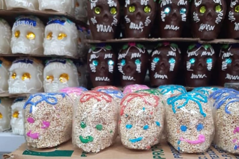 El mercado de Cuajuimalpa ofrece una gran variedad de dulces para las ofrendas. Foto: Facebook.