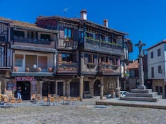 Queda a 1 hora de Salamanca y es el primer pueblo de España declarado Conjunto Histórico-Artístico