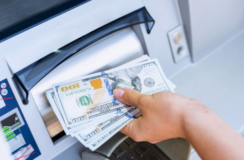 Nueva ley | El Gobierno investigará a todas las personas que extraigan 200 dólares o más y estén en esta lista.