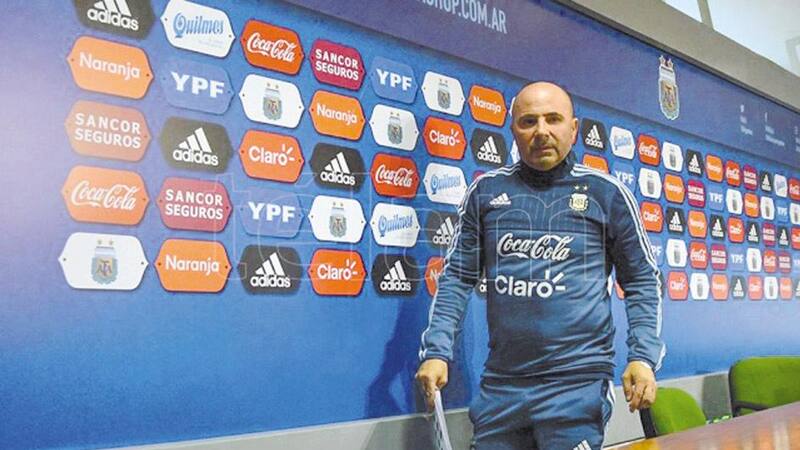 El DT argentino Jorge Sampaoli con fondo de empresas patrocinantes