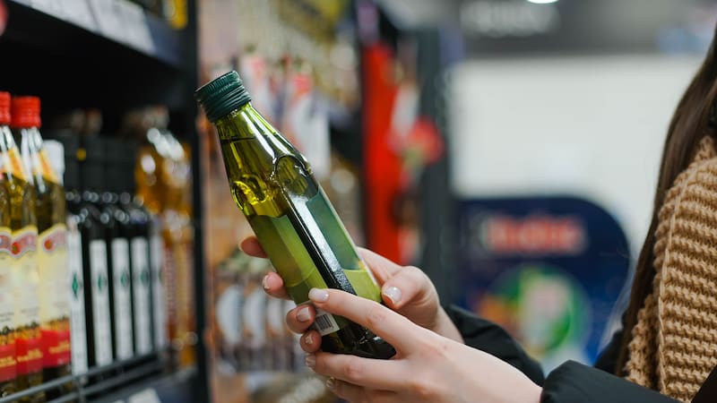 El aceite de oliva baja su precio un 50% en 2025 y ya se vende a precios récord en estos supermercados.