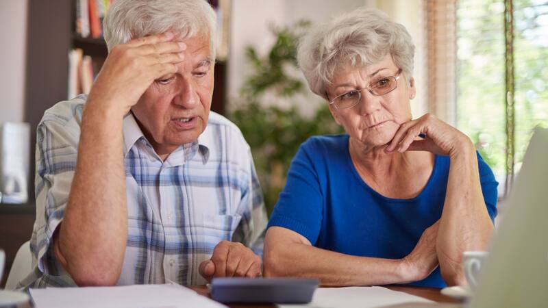 Muchos jubilados que veían reducidos sus pagos del Seguro Social podrán cobrar los próximos cheques con un aumento. (Fuente: Freepik)