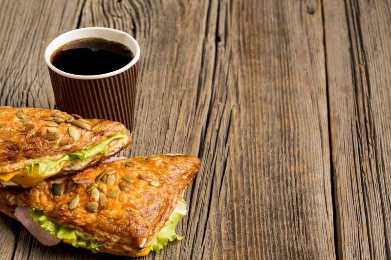 Dunkin' buscan recuperar a sus clientes mediante el relanzamiento de menús económicos de USD 5. Fuente: Freepik.