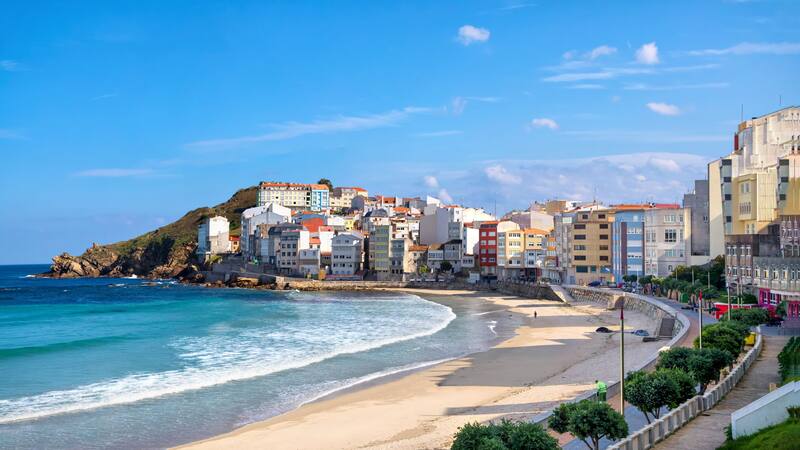 Escapadas: descubre este colorido pueblo costero a menos de 1 hora de La Coruña con asombrosos acantilados.