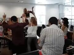 Echan a funcionaria que bailó sobre una mesa en la ex ESMA