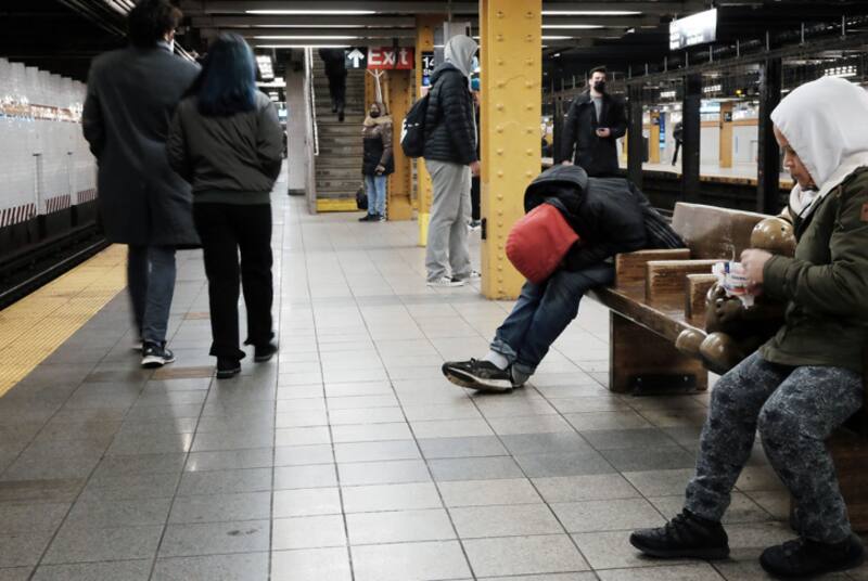 En febrero de 2022 el alcalde de Nueva York reforzó las medidas para que la gente no duerma en el subte- Bloomberg