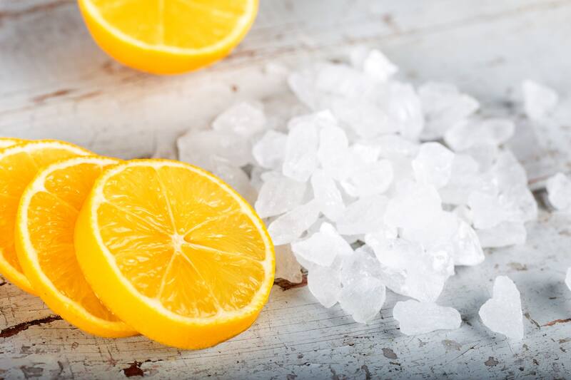 La mezcla entre el limón y la sal ofrece un gran poder blanqueador (Fuente: Shutterstock)