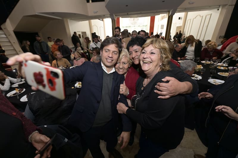 Selfies mesa por mesa de Kicillof en un almuerzo con jubilados y jubiladas en Parque Leloir