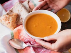 El caldo lleno de colágeno y omega-3 que contribuye a proteger el cerebro y ayuda a evitar la aparición del Alzheimer