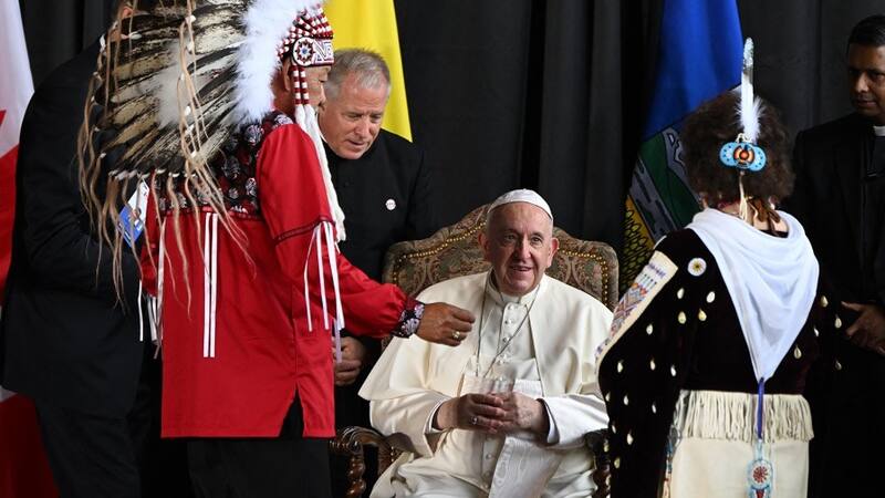 Una de las ceremonias del Papa Francisco con líderes indígenas durante su gira en Canadá