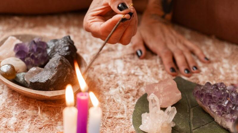 La vela morada no solo ilumina el espacio, sino que también simboliza el poder de la transformación personal y la liberación de lo negativo. Foto: archivo El Cronista México.