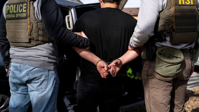 Los mecanismos que emplea ICE para rastrear, arrestar y deportar a extranjeros sin estatus legal en Estados Unidos.