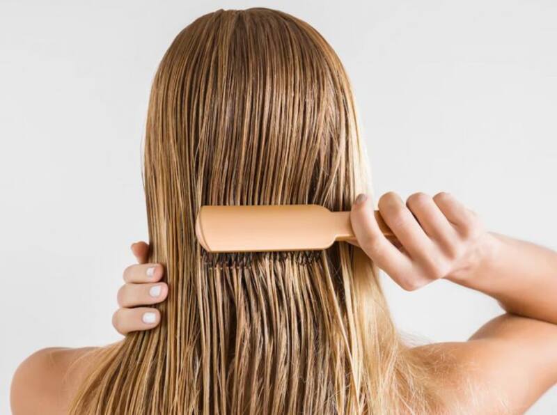 El aceite de coco tiene una gran verdad de beneficios para el pelo.