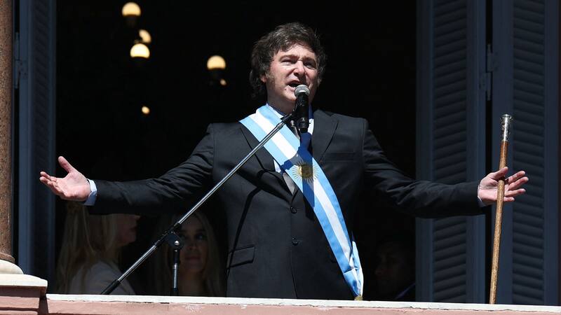 ¿Cómo evaluar la gestión desde entonces? Muy simple: volaron las bonos globales y ese es el veredicto de lo actuado hasta el momento.