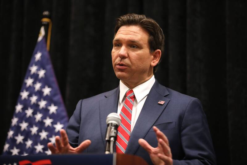 El gobernador DeSantis apuesta a combatir la migración ilegal en su estado. (Fuente: Wikimedia Commons)