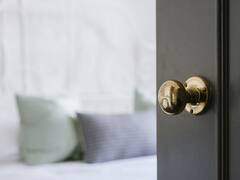 Cómo limpiar las puertas de madera del hogar: este es el método casero más efectivo