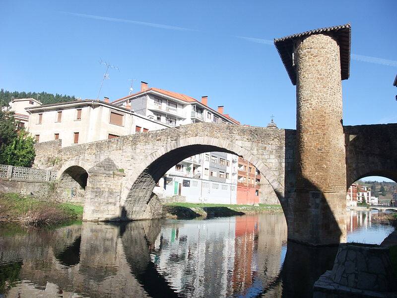 Balmaseda se sitúa en el suroeste de Vizcaya, a 33 km de Bilbao y es atravesada por las aguas del río Cadagua. Fuente: Wikipedia.