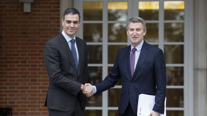 Sánchez recibe a Feijóo en Moncloa en su primer encuentro a solas desde diciembre de 2023.