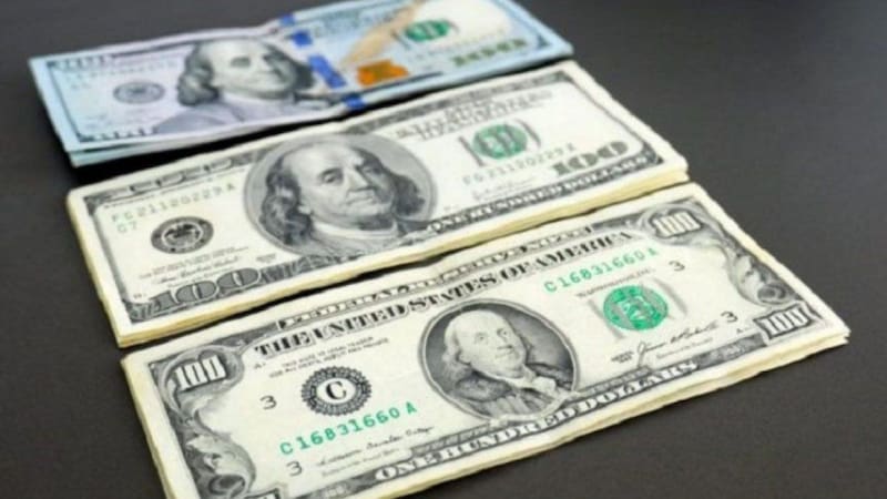 El dólar "cara chica" muestra a Benjamín Franklin dentro de un marco ovalado.