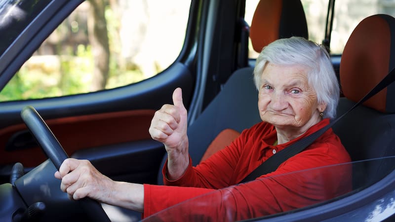 Señales de que una persona adulta mayor no debería conducir más. Fuente: Shutterstock.