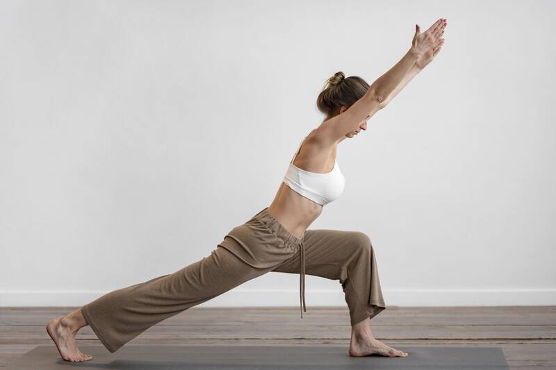 La postura enfocada en tonificar cuádriceps, glúteos, abdominales y espalda es una opción completa para esculpir el cuerpo (Fuente: Freepik)