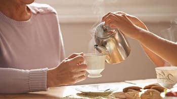 El famoso jugo natural que te ayudará a eliminar la tos con flema en cuestión de días