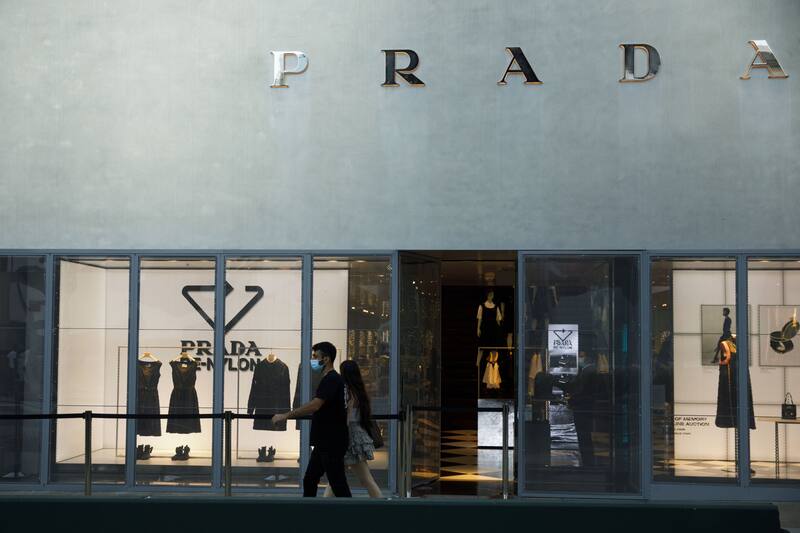 Hoy el grupo de lujo cuenta con más de 600 tiendas propias en el mundo entre sus varias marcas.