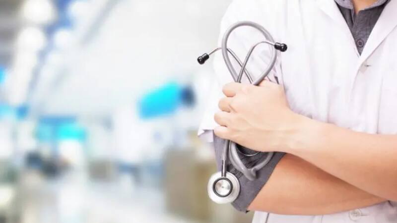 España busca 1000 médicos que no consigue dentro del propio país: qué requisitos solicitan.