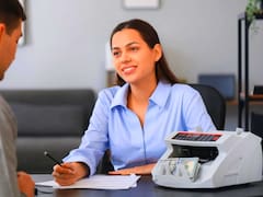 Salarios desde USD37,669 anuales y estabilidad financiera: cómo trabajar de banquero en Estados Unidos