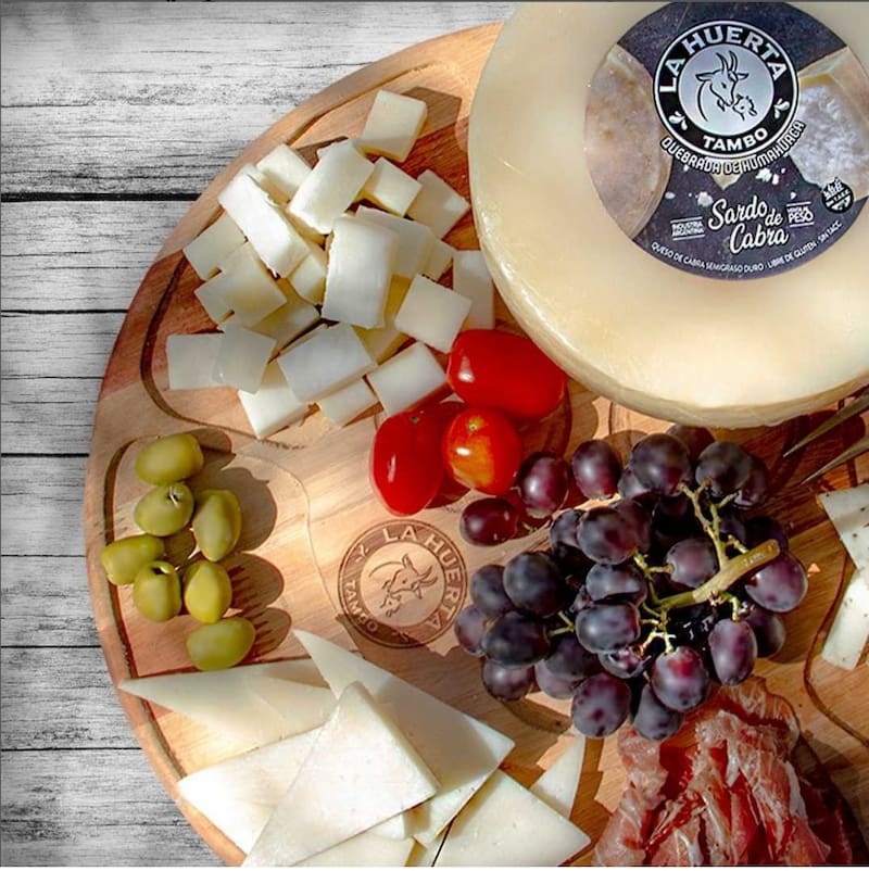 Típica picada norteña con variedad de quesos de cabra