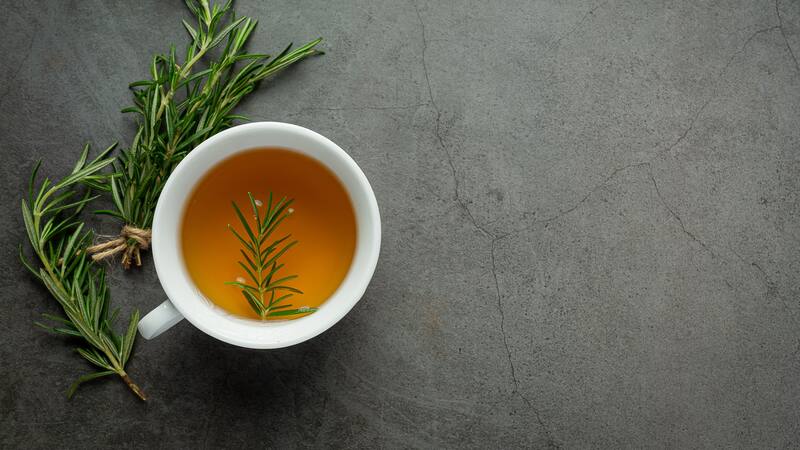 La infusión de romero ha sido utilizada durante siglos por sus propiedades beneficiosas en la salud mental.