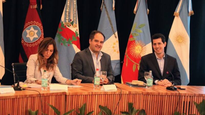 Santiago Maggiotti junto a Victoria Tolosa Paz y Eduardo 'Wado' de Pedro