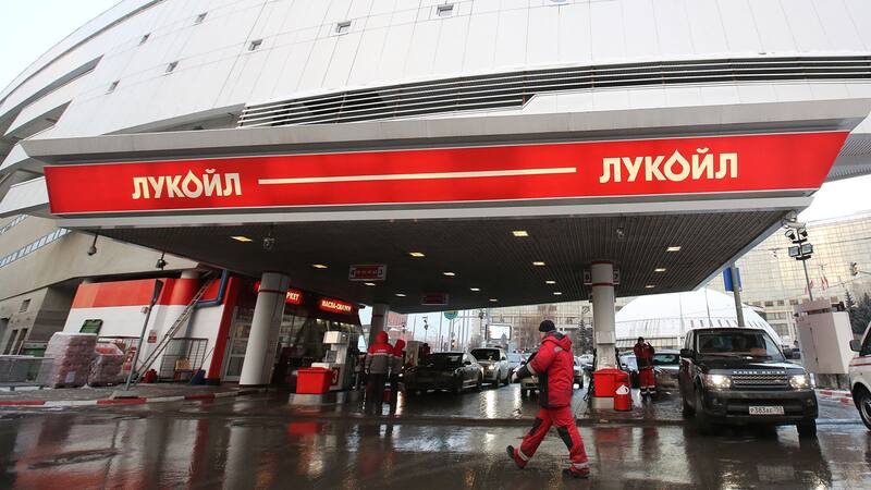 Una estación de Lukoil en Moscú. La empresa rusa quiere comprar la petrolera de Cristóbal López.