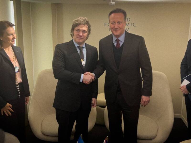 Milei junto al ex premier británico David Cameron.