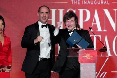 Milei en Estados Unidos: prédica anticomunista, respaldo a Flávio Bolsonaro y foto con Eduardo