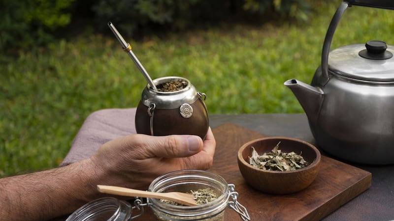 Como el mate contiene cafeína, la recomendación es que no se tome después de las seis de la tarde para favorecer el buen descanso