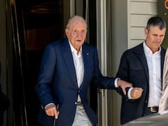 El emérito Juan Carlos I pide regresar a España y exige que se le agradezca: "¡La democracia española no cayó del cielo!"