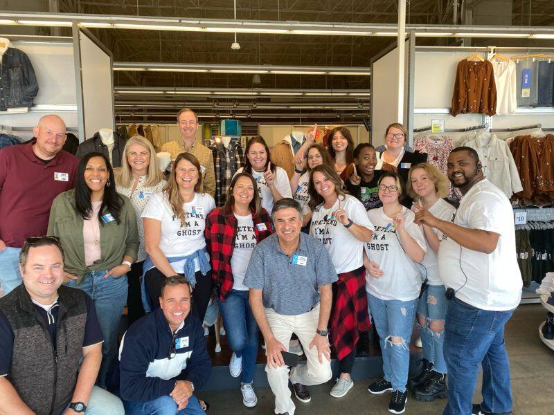 Horacio Barbeito (en em medio agachado) de visita en una de las tiendas de Old Navy
