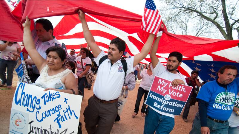 Trump considera a los indocumentados como una amenaza para la seguridad nacional y un factor clave del índice de delincuencia en el país. Fuente: Archivo.