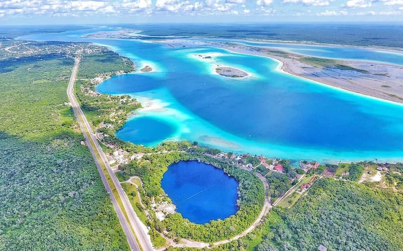 Vista aérea del Cenote Azul, el impresionante ojo de agua que se abre paso en medio de una espesa vegetación del lugar.