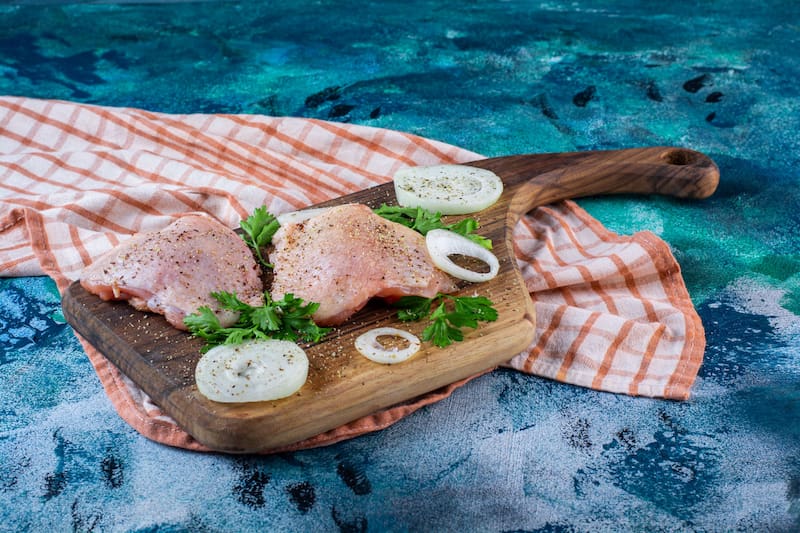 El hígado de pollo ofrece 56 microgramos de vitamina B12 por cada 100 gramos, lo que lo convierte en un alimento esencial para combatir la anemia y fortalecer la memoria. (Foto: Freepik)