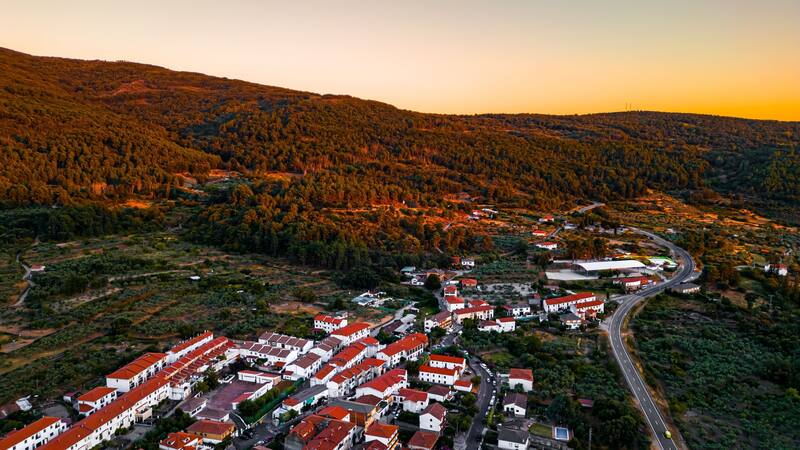 Es el pueblito más encantador de España, está en Extremadura y se consigue el mejor vino.