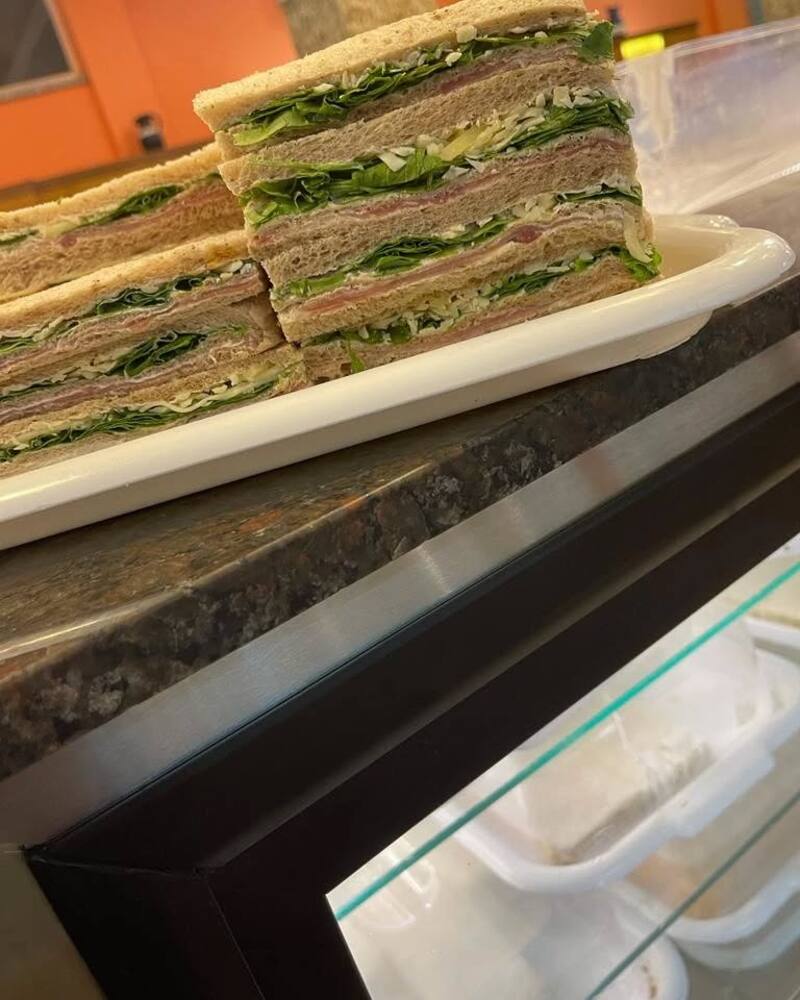 La especialidad más pedida de la confitería es el sándwich de miga con jamón crudo. (Foto: Instagram @confiteriaamerica)