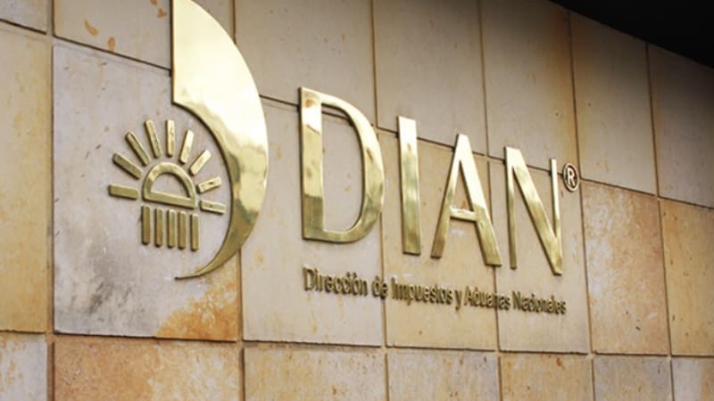 Reforma silenciosa en Hacienda: salen los jefes de la DIAN y la UIAF en plena tensión por la lista Clinton.