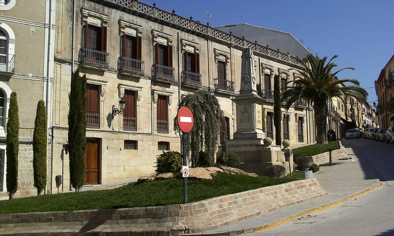 Plaza de España de Villacarrillo, uno de los sitios más icónicos de este municipio. (Foto: Wikimedia)