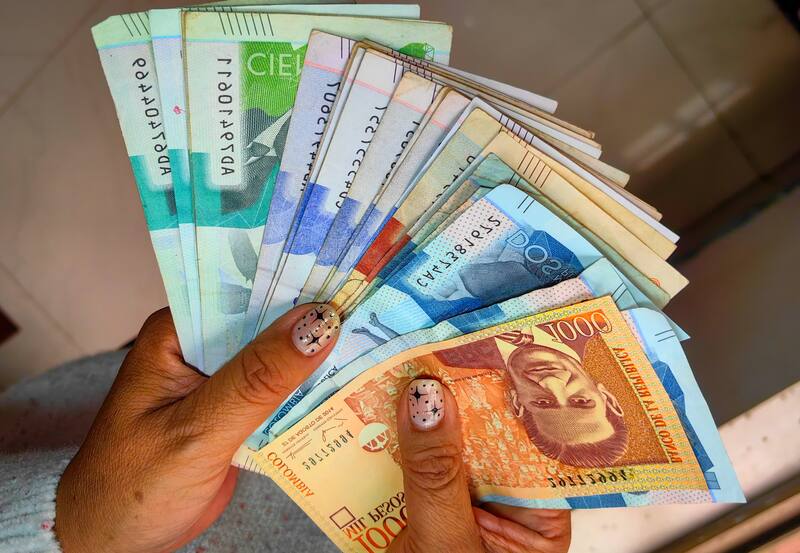 Otro tema crucial es la definición del salario mínimo para 2025 en Colombia.