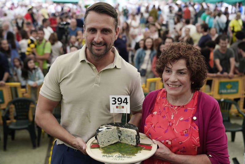 El queso más caro y el comprador, Iván Suarez. (Foto: EFE).
