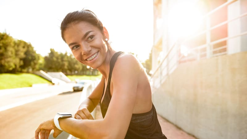Incorporar ráfagas de ejercicio a lo largo del día puede aumentar significativamente tu nivel de actividad física, sin necesidad de equipamiento costoso. (Foto: Freepik)