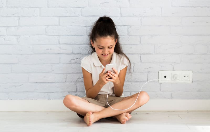 Aunque seguramente no lo imaginabas, el cargador de tu celular es un vampiro electrónico. Foto: FreePik.es.