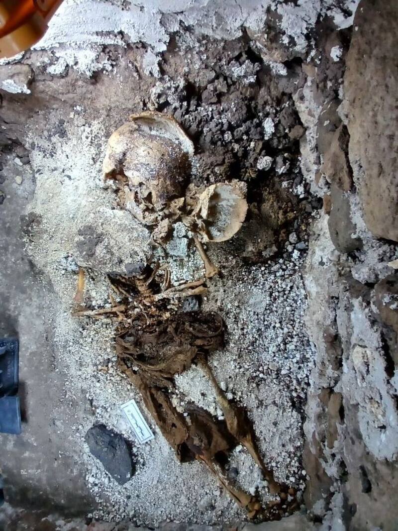 En el lóculo M1 se hallaron los restos de un infante, el cual preserva remanentes de una prenda, aún indeterminada. Entierro 1, M1. Fuente: INAH.